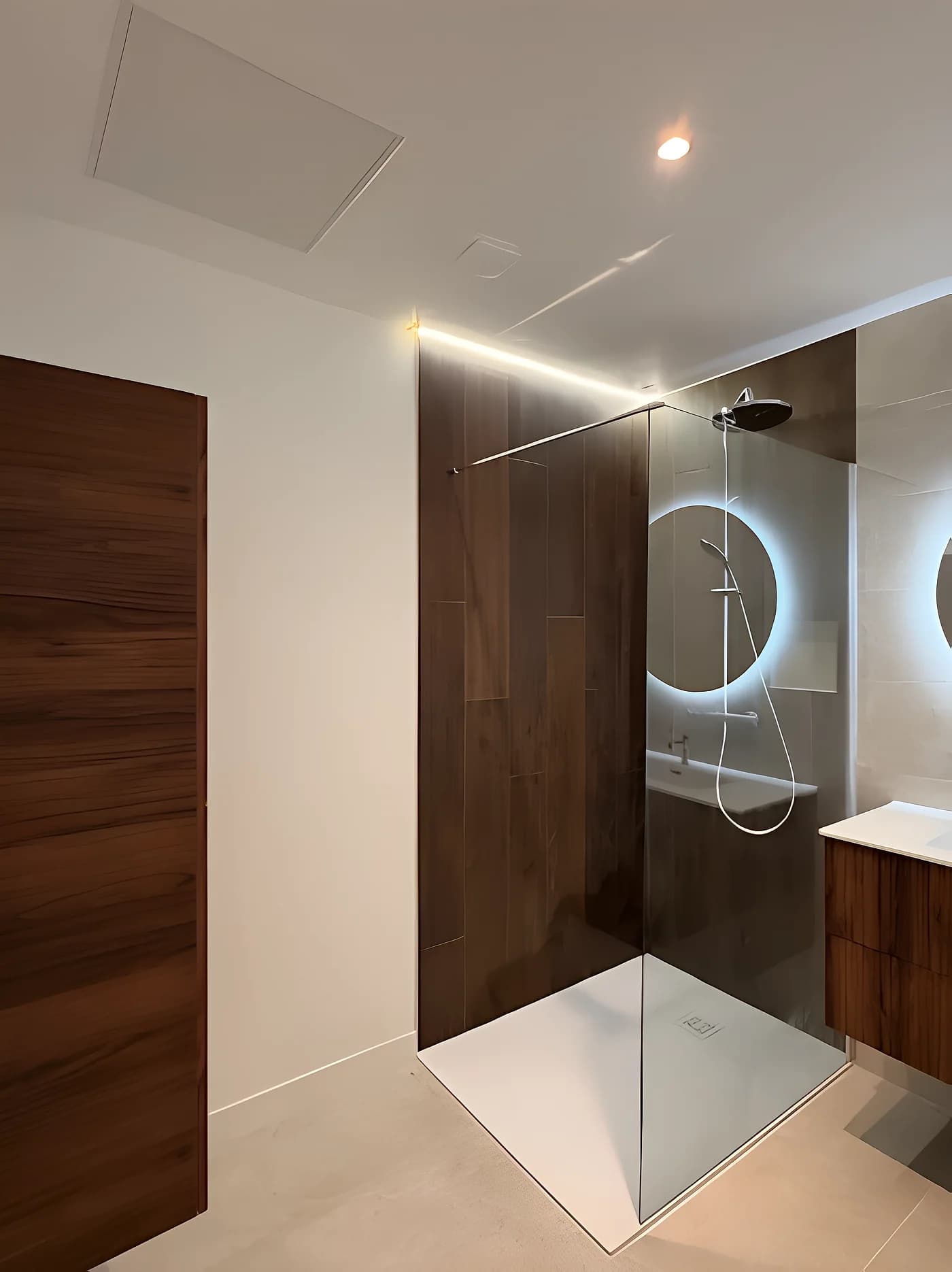 Salle de bains, douche vitrée et bandeau lumineux